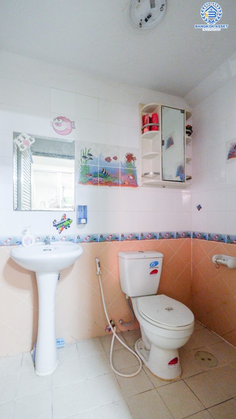 ทาวน์เฮ้าส์มือสองนนทบุรี ม.เปี่ยมสุข รัตนาธิเบศร์ บ้านพร้อมอยู่! เนื้อที่ 21 ตร.ว  ฟังก์ชั่น 3ห้องนอน 2ห้องน้ำ (แถมเครื่องปรับอากาศ 3 เครื่อง + เฟอร์นิเจอร์) บนทำเลโซนเมือง! เพียง 5 นาทีถึง MRTสถานีสะพานพระนั่งเกล้า  ใกล้เซ็นทรัลรัตนาธิเบศร์ สถานที่ราชการหลายแห่ง และจุดขึ้นทางด่วนงามวงศ์วาน ราคาพิเศษสุด!